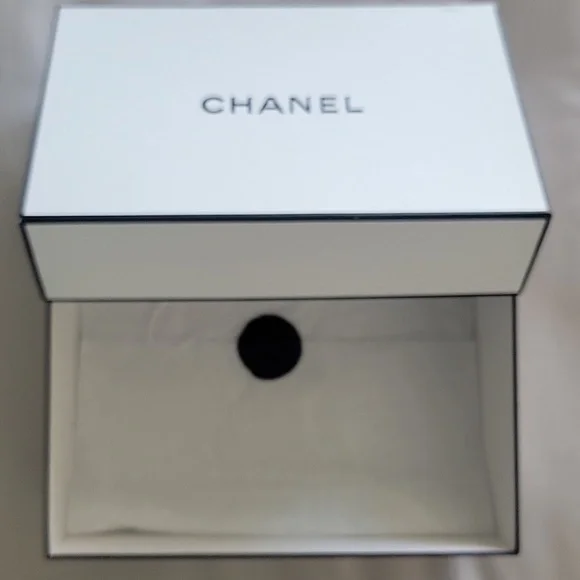 CHANEL Elegant White Box with Black Dust Bag - Picture 2 of 8